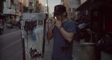 Caught Stealing_Hank at the payphone