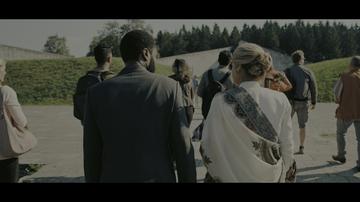 Tenet_The protagonist meets Priya at the monument