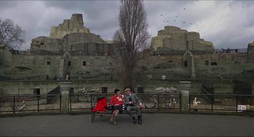 An American Werewolf in London_David grabs a coatat the zoo