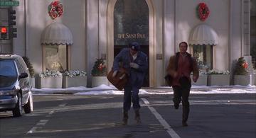 Jingle All The Way_Howard and Myron run down the street