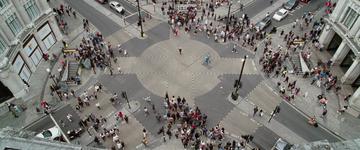 Last Night in Soho_Ellie runs across the road