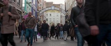 Last Night in Soho_Ellie running down the street
