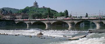 The Italian Job (1969)_The chase goes along the weir