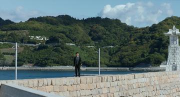 Drive My Car_Kafuku on the sea wall near his residence