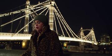 Last Christmas_Kate has a burger by the bridge